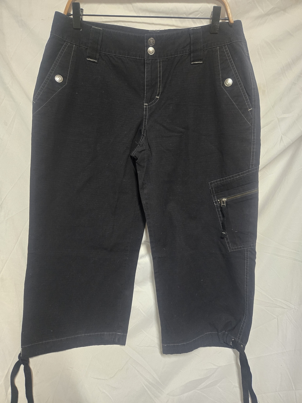 Daisy Fuentes Black Cargo Capri Pants with Side Zip Pocket